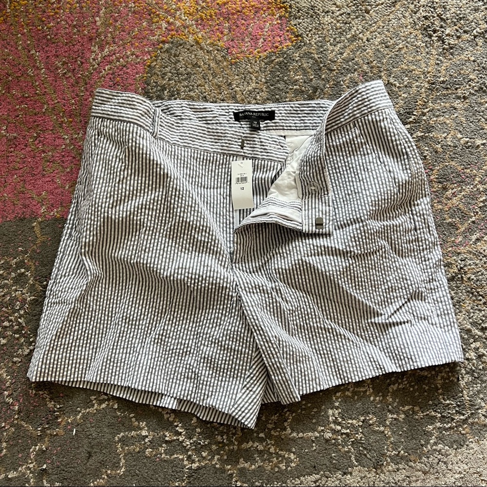 Banana Republic sz 12 blue & white seersucker shorts 6 inches